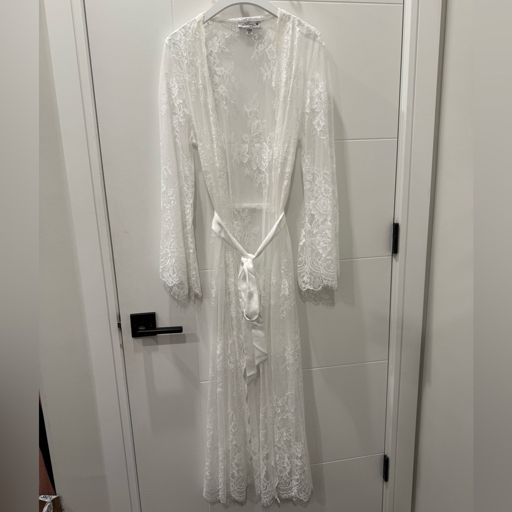 In Bloom White Lace Robe